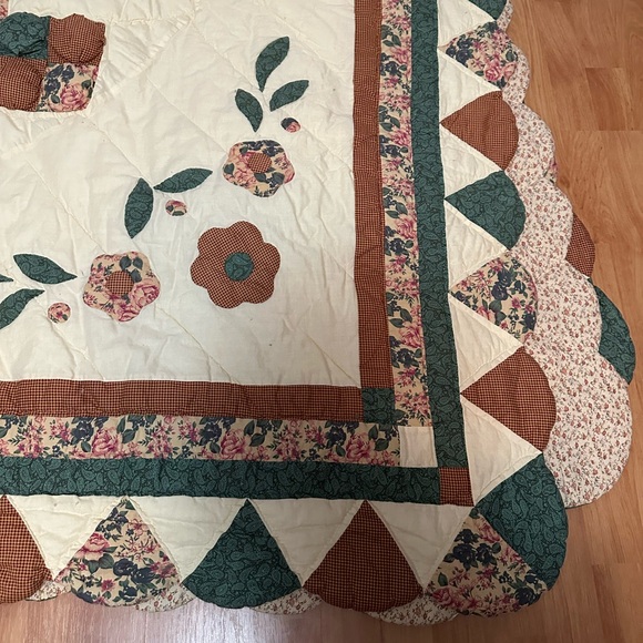 Vintage Queen Size Floral Quilt - Picture 6 of 10